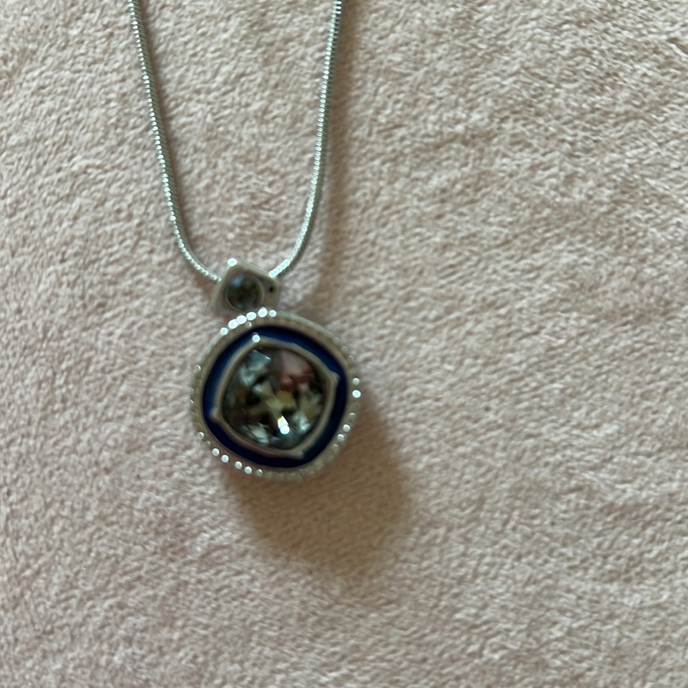 WHBM simple 3 stone necklace. - Picture 2 of 4